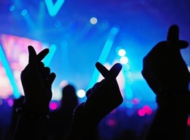 Ilustrasi K-Pop. https://www.shutterstock.com/image-photo/kpop-music-theme-live-concert-background-1095618458