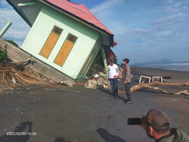 Gelombang Tinggi, Tembok Penahan dan Jalan Setapak di Pesisir Ende Rusak