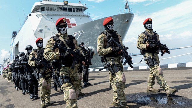 Sejumlah prajurit Komando Pasukan Katak (Kopaska) TNI AL berjalan saat mengikuti Upacara Pengukuhan Koarmada RI di Dermaga Koarmada I Pondok Dayung, Tanjung Priok, Jakarta, Kamis (3/2/2022). Foto: M Risyal Hidayat/ANTARA FOTO