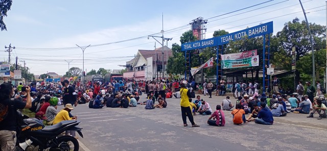 Aksi protes kembali dilakukan oleh ratusan eks-nelayan cantrang di Kota Tegal Kamis (3/2/2022). Foto: Zami Amirudin