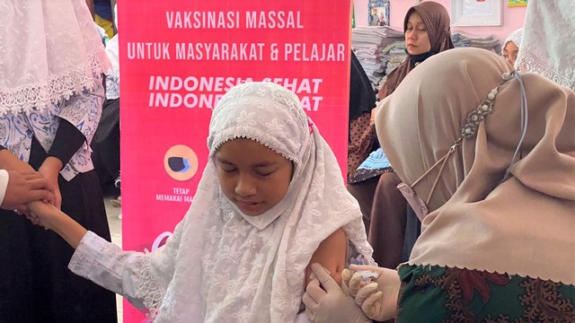 Seorang anak tengah disuntik vaksin dalam kegiatan vaksinasi massal yang digelar oleh BINDA Sumatera Barat, Kamis 3 Februari 2022. Foto: dok BINDA
