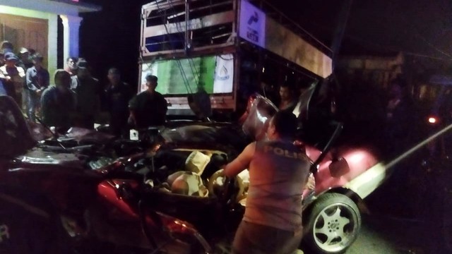 Polisi mengevakuasi kecelakaan di Humbang Hasundutan. Foto: Polres Humbahas