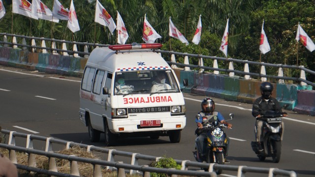 Ambulans menuju RSDC Wisma Atlet Kemayoran, Jakarta, Kamis (3/2/2022). Foto: Jamal Ramadhan/kumparan