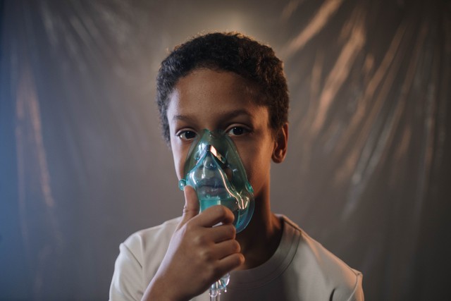 Ilustrasi sesak napas pada anak yang merupakan gejala awal penyakit asma. Foto: Pexels.com