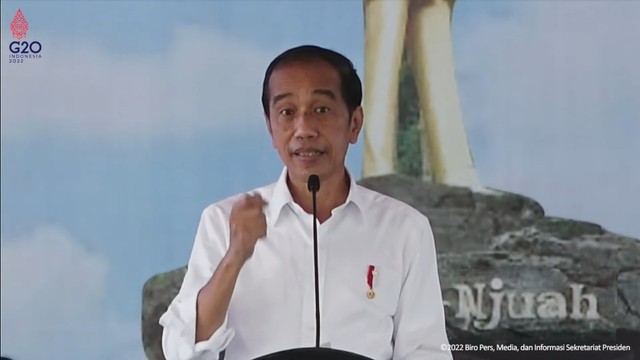 Presiden Joko Widodo dalam penyerahan sertifikat tanah untuk rakyat, di Lapangan Sudirman, Kabupaten Dairi, Sumatera Utara, Kamis (3/2/2022).  Foto: Youtube/Sekretariat Presiden