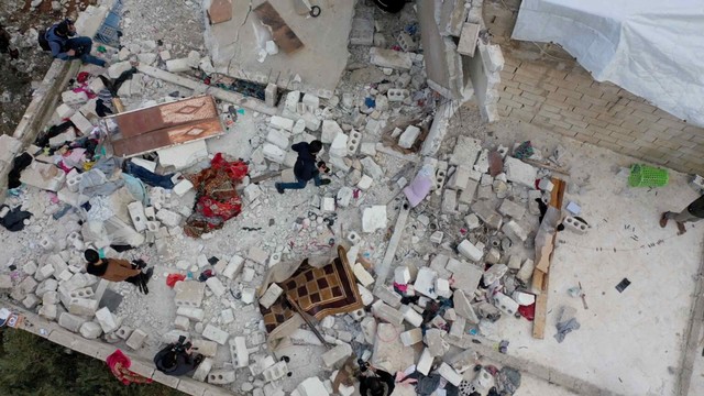 Sebuah bangunan hancur setelah misi kontra-terorisme yang dilakukan oleh Pasukan Operasi Khusus AS terlihat di Atmeh, Suriah, Kamis (3/2/2022). Foto: Mohamed Al-Daher/Reuters
