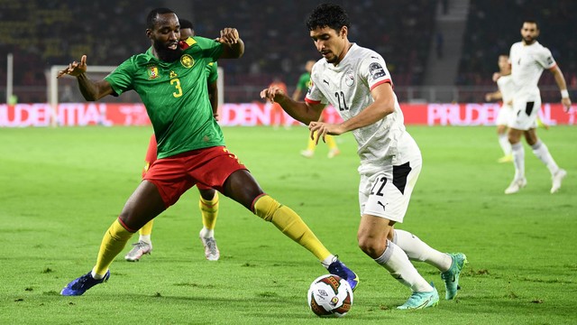 Pemain Kamerun Moumi Ngamaleu duel dengan pemain Mesir Omar Marmoush saat pertandingan semifinal Piala Afrika (CAN) 2021 di Stade d'Olembe di Yaounde. Foto: Charly Triballeau/AFP