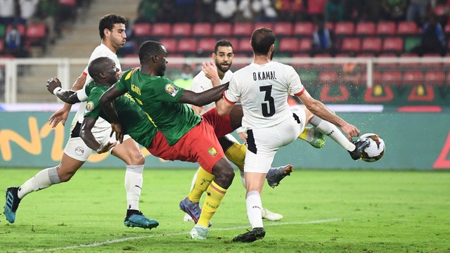 Pemain Kamerun Vincent Aboubakar duel dengan pemain Mesir Omar Kamal saat pertandingan semifinal Piala Afrika (CAN) 2021 di Stade d'Olembe di Yaounde. Foto: Charly Triballeau/AFP