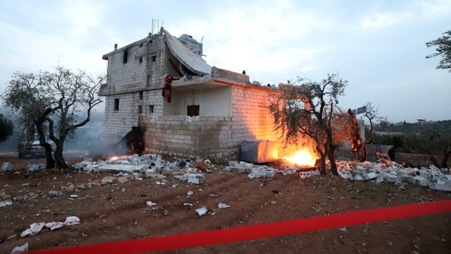 Kondisi bangunan yang hancur setelah misi kontra-terorisme yang dilakukan oleh Pasukan Operasi Khusus AS terlihat di Atmeh, Suriah, Kamis (3/2/2022). Foto: Abdulaziz Ketaz/AFP