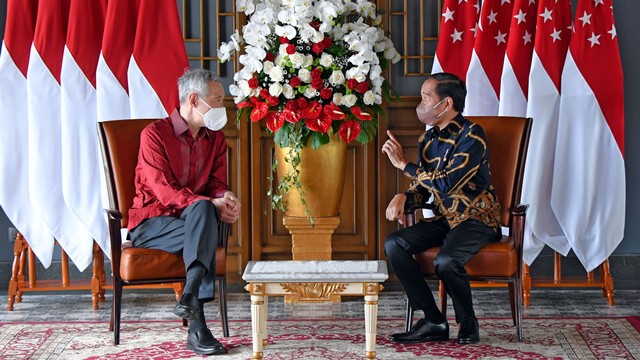 Presiden Joko Widodo (kanan) berbincang dengan Perdana Menteri Singapura Lee Hsien Loong di The Sanchaya Resort Bintan, Kabupaten Bintan, Kepulauan Riau, Selasa (25/1/2022). Foto: Setpres/Agus Suparto/Antara Foto