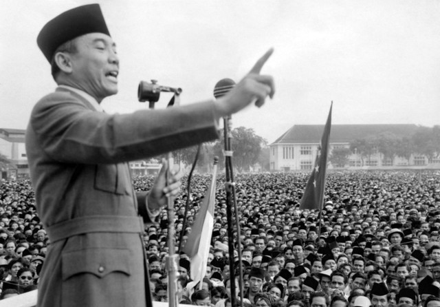 Pemimpin Partai Nasional Indonesia, Sukarno, berpidato di depan rapat umum 200.000 orang di Makassar. Foto: AFP