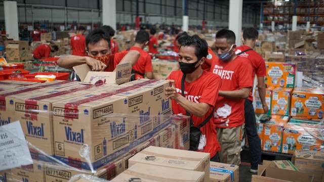 Aktivitas pekerja di gudang logistik JD.ID di Marunda, Kabupaten Bekasi, Jumat (11/12). Foto: Iqbal Firdaus/kumparan