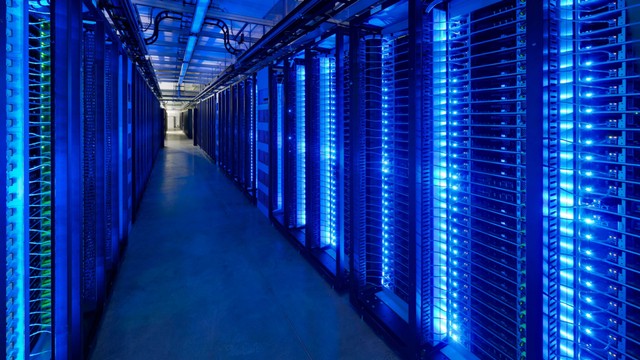 Ilustrasi data center. Foto: Kulbhushan Saxena/EyeEm/Getty Images