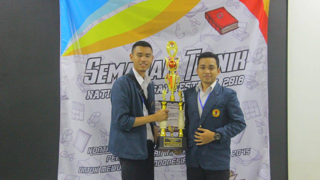 Anggun meraih juara 1 Essay Nasional Semarak Teknik di UMY