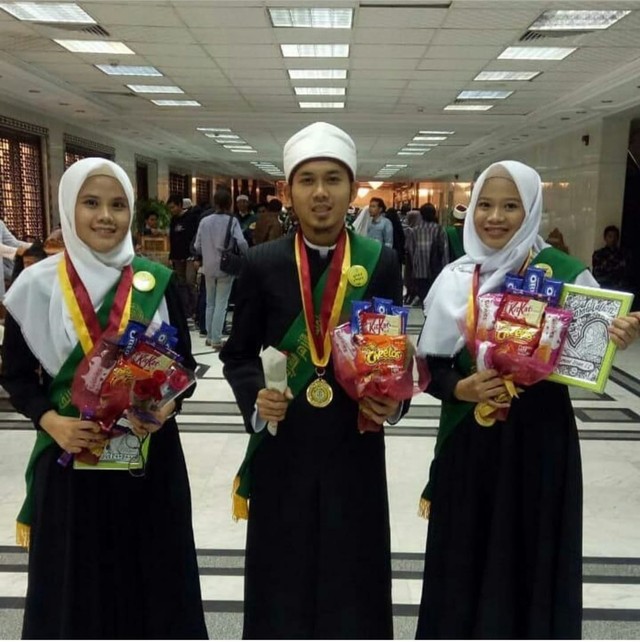 Neneng Kholilah dan Asmauk Husna seusai wisuda S1 di Al-Azhar Mesir