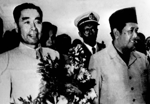 Menteri Luar Negeri Republik Rakyat Cina Zhou Enlai disambut oleh Perdana Menteri Indonesia Aly Sasto-Amidjojo 18 April 1955 saat tiba di Konferensi Negara-negara Asia Afrika di Bandung. Foto: AFP