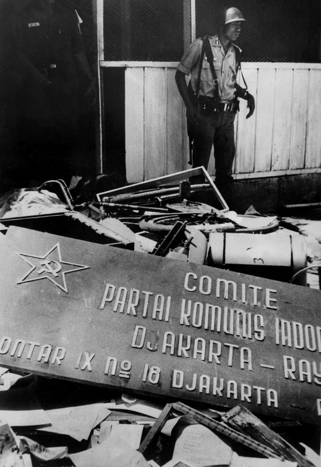 markas besar Partai Komunis Indonesia di Jakarta yang dibakar pada tanggal 08 Oktober 1965. Foto: AFP