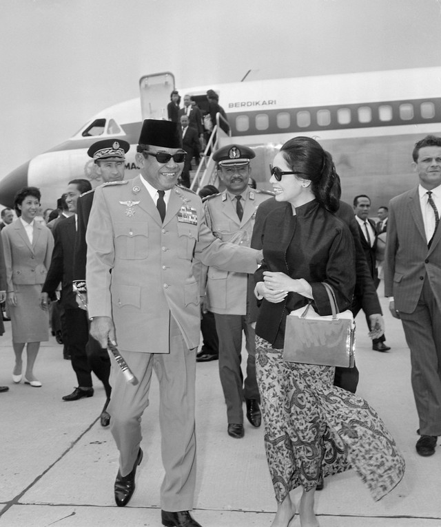 Presiden Indonesia Sukarno disambut oleh istrinya Ibu Dewi Sukarno di bandara Orly dekat Paris 01 Juli 1965 Foto: AFP