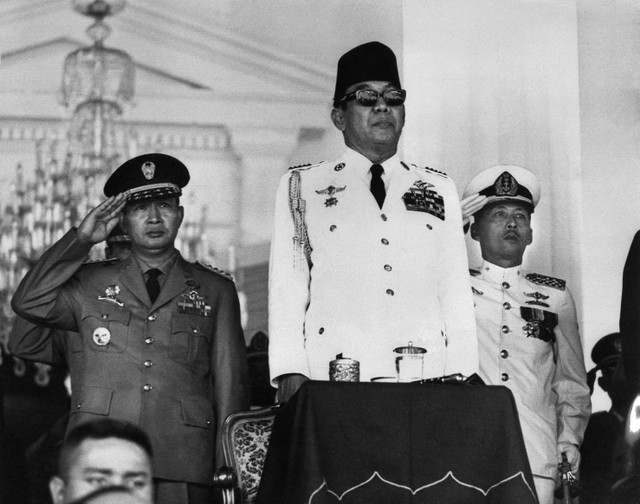Presiden Indonesia Sukarno menghadiri rapat umum yang diadakan di Lapangan Merdeka di depan Istana Merdeka, di Jakarta, 17 Agustus 1966. Foto: AFP