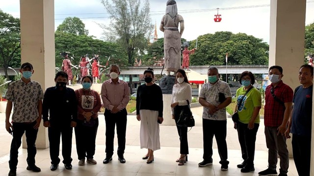 Bupati Minsel, Franky Donny Wongkar (kemeja pink), bersama dengan Bupati Kepulauan Sitaro serta Anggota DPRD Sulut, saat mengunjungi anjungan daerah Sulawesi Utara di TMII. (istimewa)