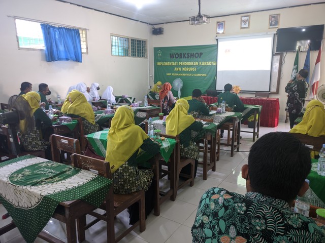 Para guru dan karyawan dari SMP Muhammadiyah 2 Gamping mengikuti kegiatan workshop Implementasi Pendidikan Karakter Anti Korupsi, Rabu (02/02). Foto: Mohammad Rian Alvin/SMP Muhammadiyah 2 Gamping