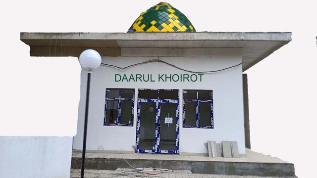 Masjid Daarul Khoirot dalam tahap pembangunan.