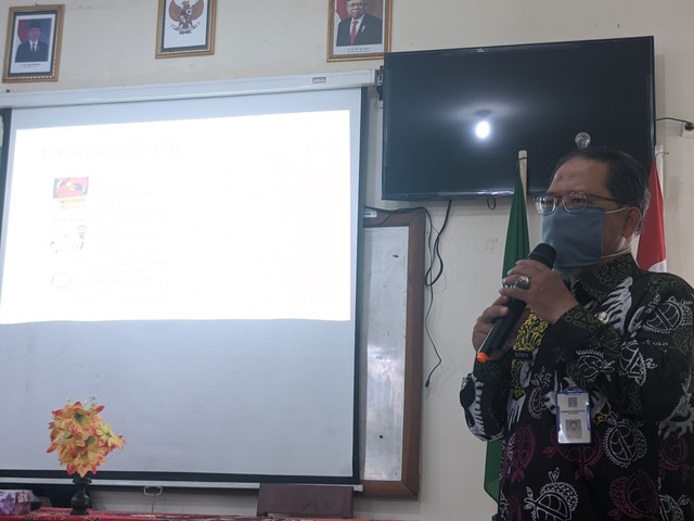 Drs. Sutarta M.M sebagai pemateri dalam workshop "Implementasi Pendidikan Karakter Anti Korupsi". Foto: Mohammad Rian Alvin/SMP Muhammadiyah 2 Gamping