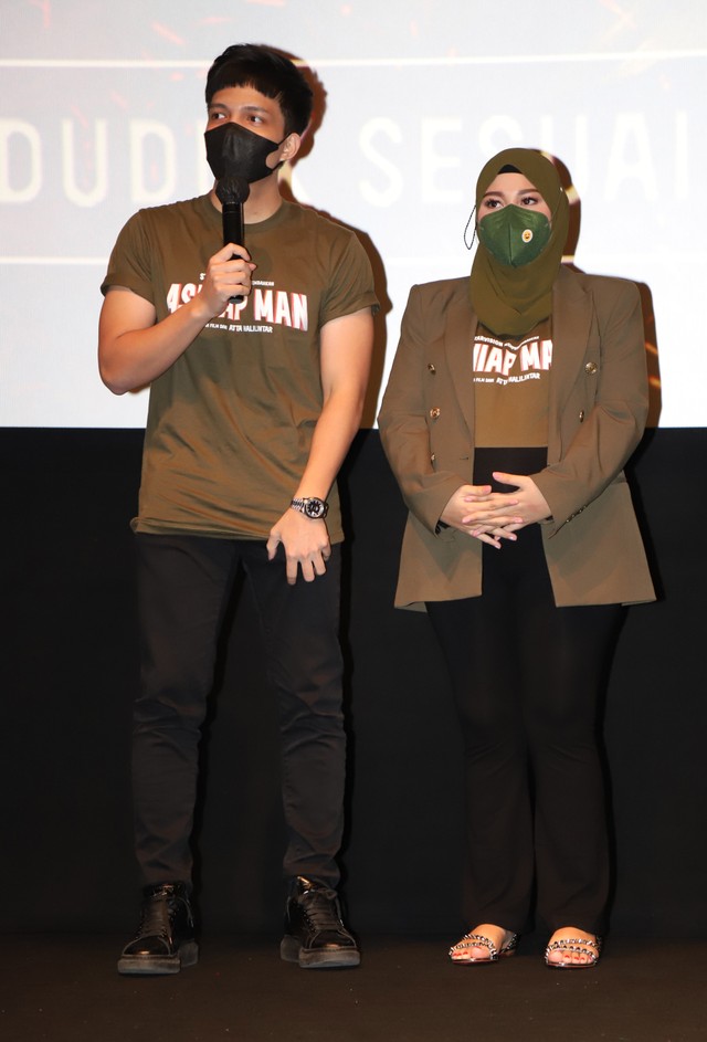 Artis Atta Halilintar bersama pasangannya Aurel Hermansyah saat menghadiri gala premiere film Ashiap Man di Epicentrum, Kuningan, (3/2). Foto: Ronny