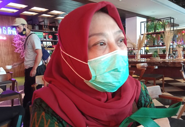 Wati Taufik, perempuan asli Jombang ini merupakan penyintas kanker payudara. Kini Wati harus merawat sang suami yang divonis kanker prostat. Foto: Masruroh/Basra