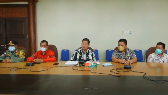 Sekretaris Daerah Kabupaten Malinau, Ernes Silvanus (kedua dari kiri), saat konferensi pers terkait kegiatan pengosongan hanggar pesawat milik Pemerintah Daerah Kabupaten Malinau, Jumat (4/2/2022). Foto: Dinas Kominfo Kabupaten Malinau