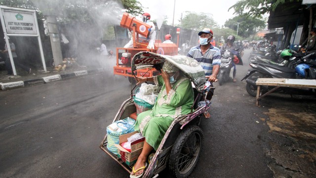 Foto: Petugas Gabungan di Sejumlah Daerah Laksanakan Penyemprotan Disinfektan (473441)