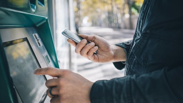Ilustrasi Apakah Uang yang Hilang di ATM Bisa Kembali? Tips Agar Terhindar dari Skimming. Foto: Shutterstock