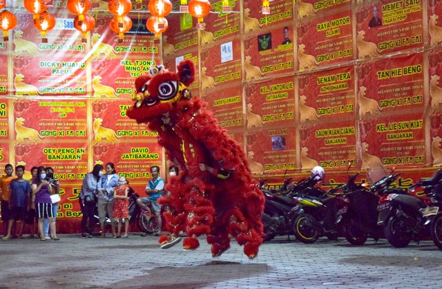 Klenteng Hok Ie Kiong Slawi, Kabupaten Tegal mementaskan ritual Liong dan Barongsai, Kamis (03/02/2022). 