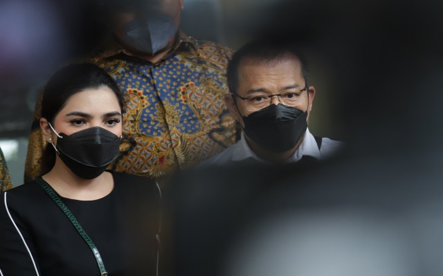 Artis Anang Hermansyah dan istrinya Ashanty saat ditemui di Polda Metro Jaya, Jakarta, Jumat, (4/2). Foto: Ronny