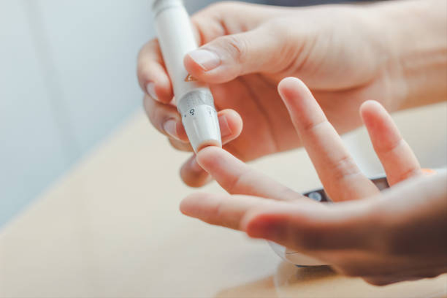 Diabetes adalah penyakit yang ditandai dengan naiknya kadar gula darah seseorang. Foto: Freepik.com