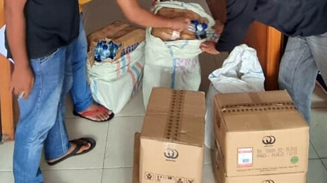 Minuman keras jenis captikus yang diisi di botol air mineral berhasil diamankan polisi di Pelabuhan Tahuna, Kabupaten Sangihe, Sulawesi Utara.   