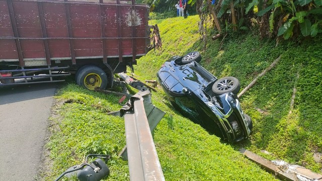 Kecelakaan beruntun yang terjadi di Tol Jatingaleh Kota Semarang, Jawa Tengah, Jumat (4/2/2022).
 Foto: Dok. Istimewa