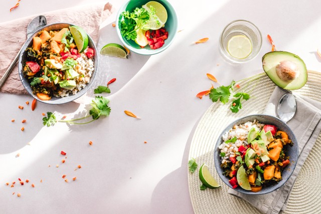 Ilustrasi mengonsumsi sayuran sebagai salah satu gaya hidup sehat. Foto: Pexels.com