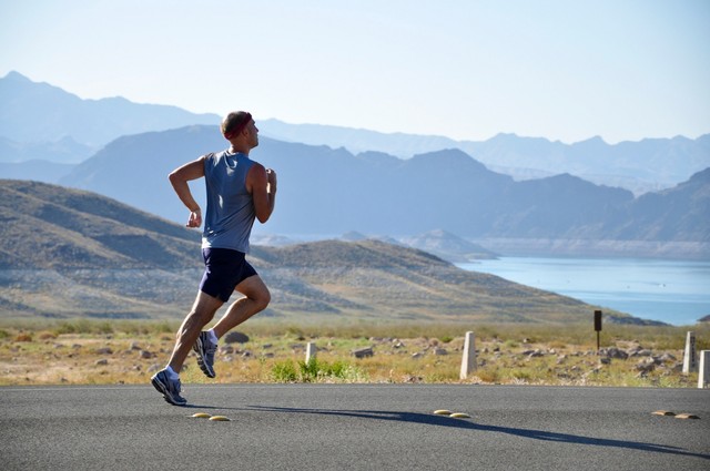 Ilustrasi pria berolahraga sebagai upaya menerapkan gaya hidup sehat. Foto: Pexels.com