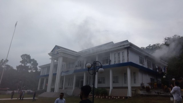 Kebakaran di kantor Bupati Kayong Utara. Foto: Dok Hi!Pontianak