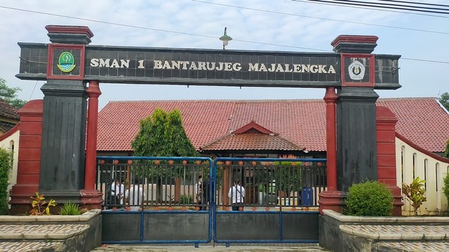 Gerbang  SMAN 1 Bantarujeg, Kabupaten Majalengka, Jawa Barat. Foto: Erick Disy/CIREMAITODAY