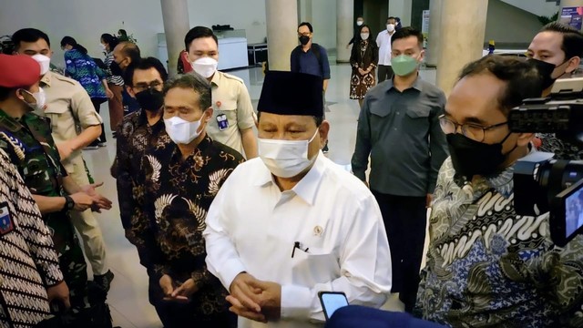 Menhan Prabowo Subianto saat berkunjung ke Universitas Gadjah Mada (UGM) Yogyakarta, Jumat (4/2/2022) Foto: Arfiansyah Panji Purnandaru/kumparan