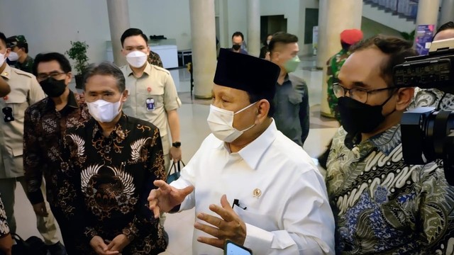 Menhan Prabowo Subianto saat berkunjung ke Universitas Gadjah Mada (UGM) Yogyakarta, Jumat (4/2/2022) Foto: Arfiansyah Panji Purnandaru/kumparan