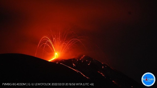 Gunung Ile Lewotolok Di Lembata Kembali Lontarkan Lava Pijar | Kumparan.com