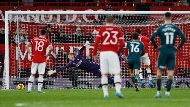 Tendangannya gagal dari titik penalti Cristiano Ronaldo dari Manchester United saat melawan Middlesbrough di Old Trafford, Manchester, Inggris - 4 Februari 2022. Foto: Craig Brough/REUTERS