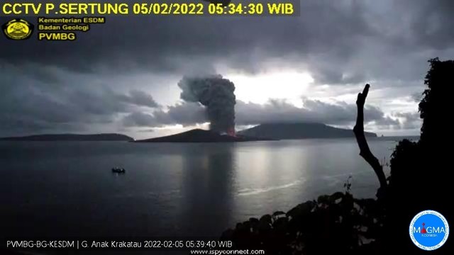 Gunung Anak Krakatau kembali erupsi Sabtu (5/2/2022) pagi.  Foto: Dok. PVMBG