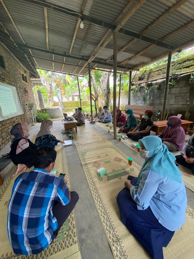 Penyampaian materi penyuluhan Administrasi Keuangan Berbasis Digital dilanjutkan dengan tutorial penggunaan aplikasi BukuKas. Foto: Sekar Hayu