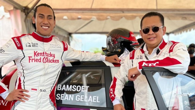 Ketua MPR RI Bambang Soesatyo bersama Sean Gelael saat mengikuti eksebisi dalam Kejurnas Meikarta Sprint Rally 2021 di Sirkuit Meikarta, Sabtu (27/11/21). Foto: Dok. Bambang Soesatyo