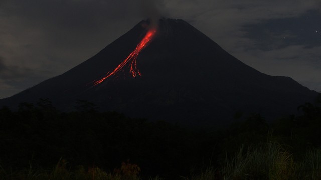 Gunung Merapi yang mengeluarkan lava pijar terlihat dari dari kawasan Tunggularum, Turi, Sleman, D.I Yogyakarta, Rabu (2/2/2022). Foto: Andreas Fitri Atmoko/Antara Foto