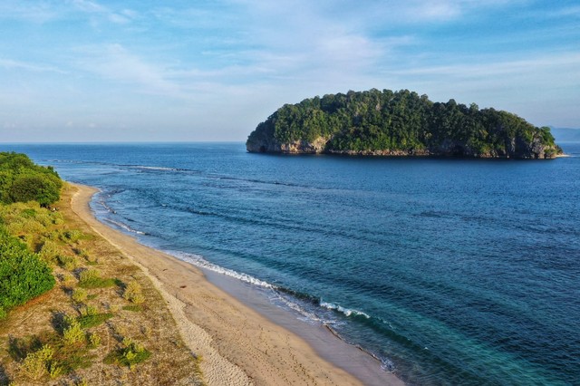 Dataran Ujong Seuden dengan Pulau Keluang, Aceh Jaya. Foto: Ahmad Ariska/acehkini